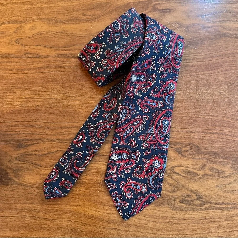 Brooks Brothers Makers Paisley Silk Tie – Classic Red Navy Vintage Preppy